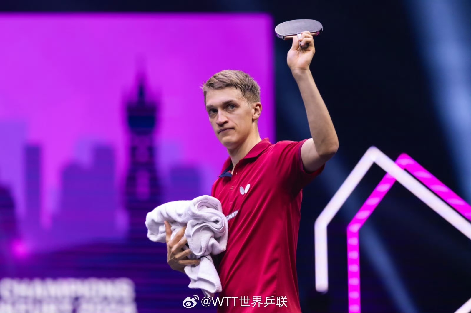 od体育注册-包含法兰克福球员团结一心，战胜对手进军前线的词条