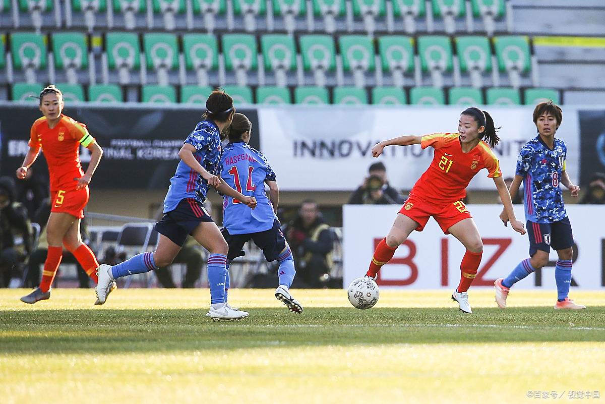 世界杯女足赛场上激烈对决，球员们全力以赴