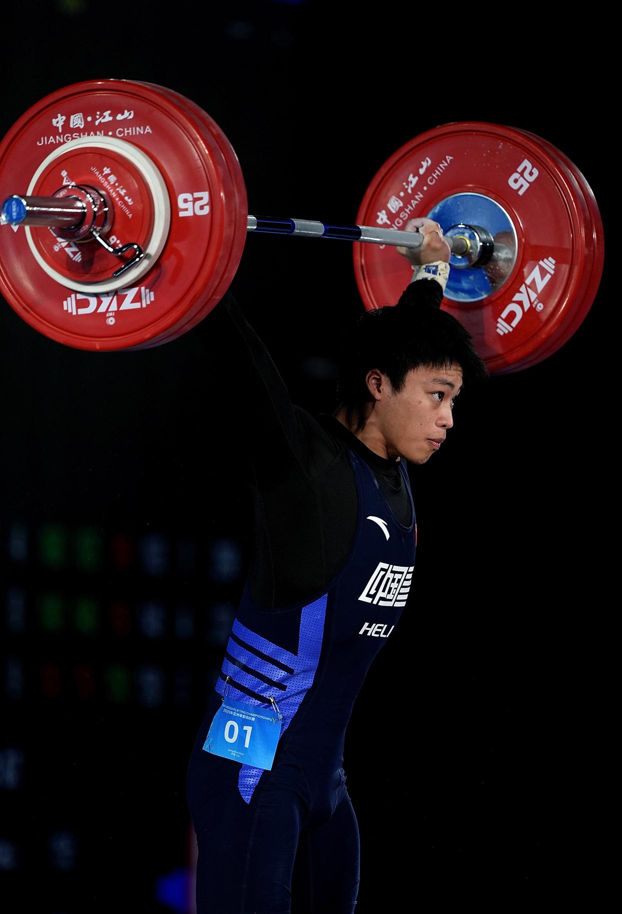 od体育官方登录入口-中国举重选手力压群雄,夺得第一名
