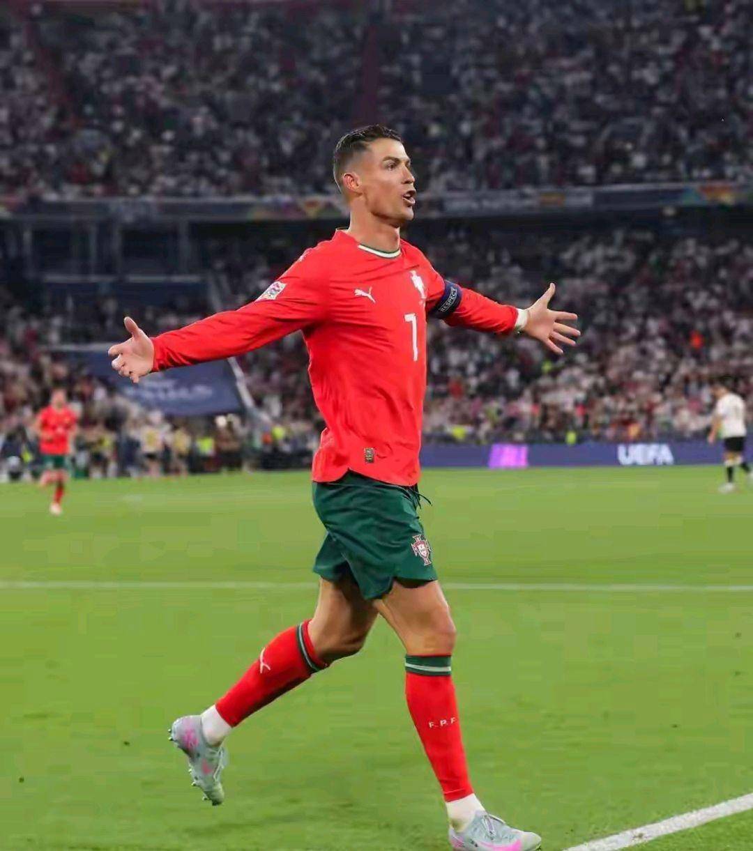 关于葡萄牙男子足球队闯入半决赛，实力超群的信息