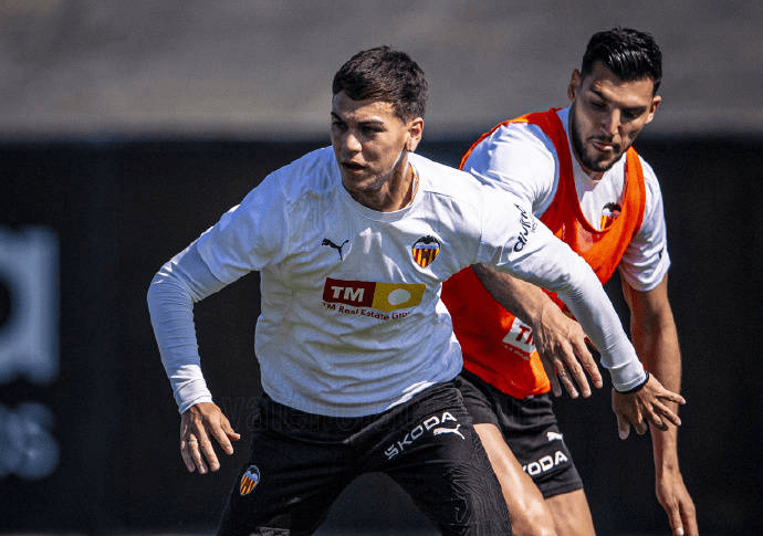 塞维利亚客场艰难逼平瓦伦西亚